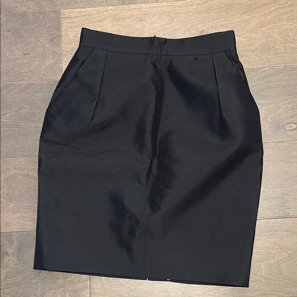 Black knee length Kate spade wool and silk skirt with pockets size 2